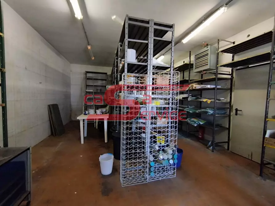 Immagine 5 di Locale commerciale in vendita  a Massa E Cozzile