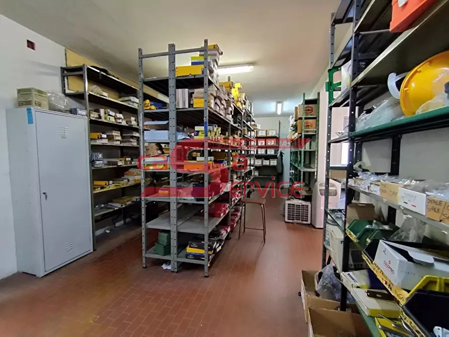 Immagine 2 di Locale commerciale in vendita  a Massa E Cozzile