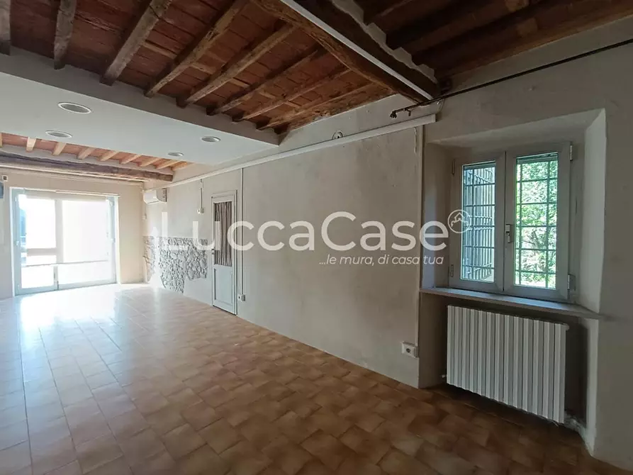 Immagine 12 di Locale commerciale in affitto  a Capannori