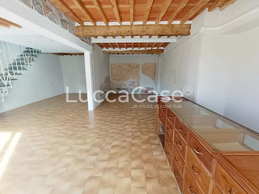 Immagine 5 di Locale commerciale in affitto  a Capannori