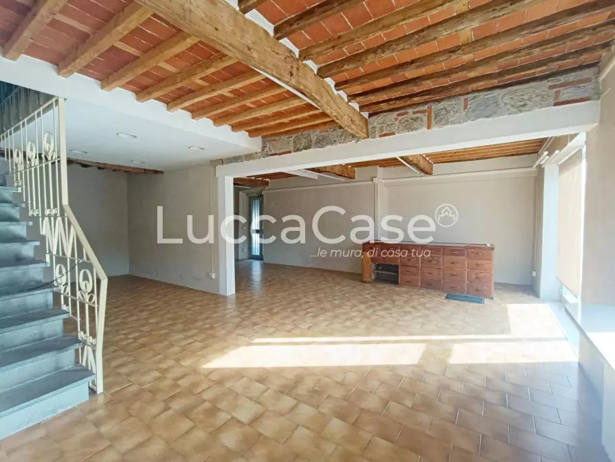 Immagine 8 di Locale commerciale in affitto  a Capannori