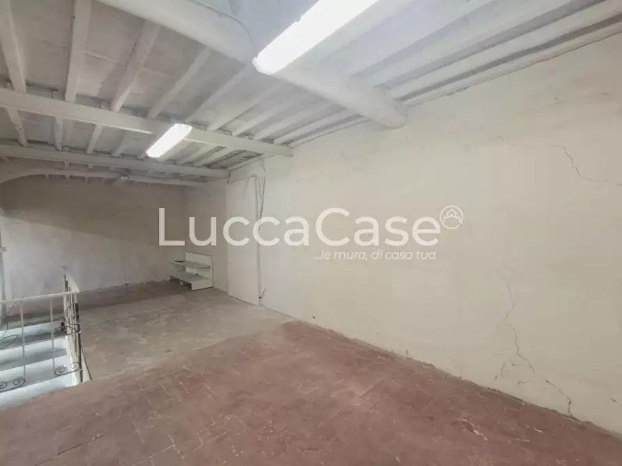 Immagine 16 di Locale commerciale in affitto  a Capannori
