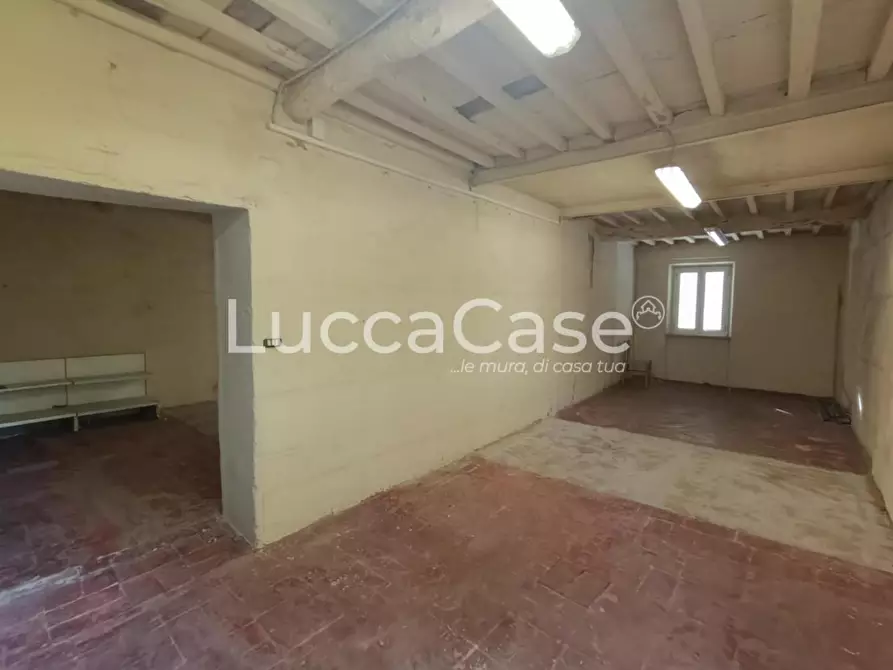 Immagine 15 di Locale commerciale in affitto  a Capannori