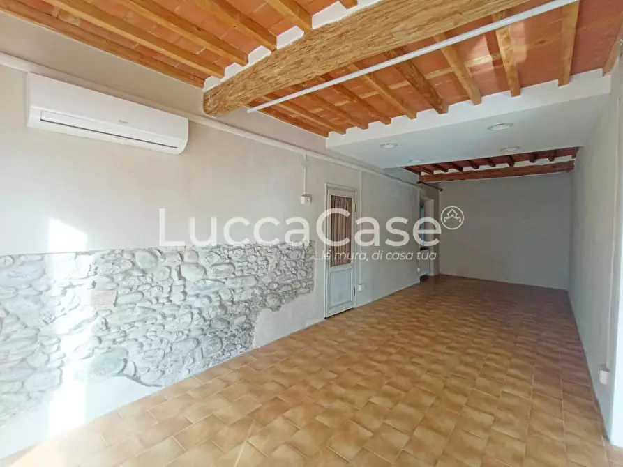 Immagine 9 di Locale commerciale in affitto  a Capannori