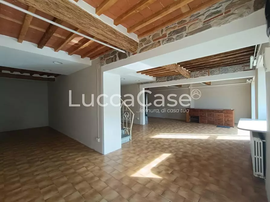 Immagine 10 di Locale commerciale in affitto  a Capannori