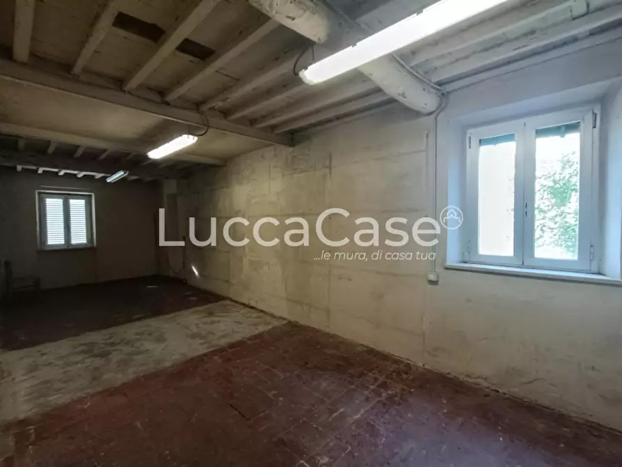 Immagine 17 di Locale commerciale in affitto  a Capannori