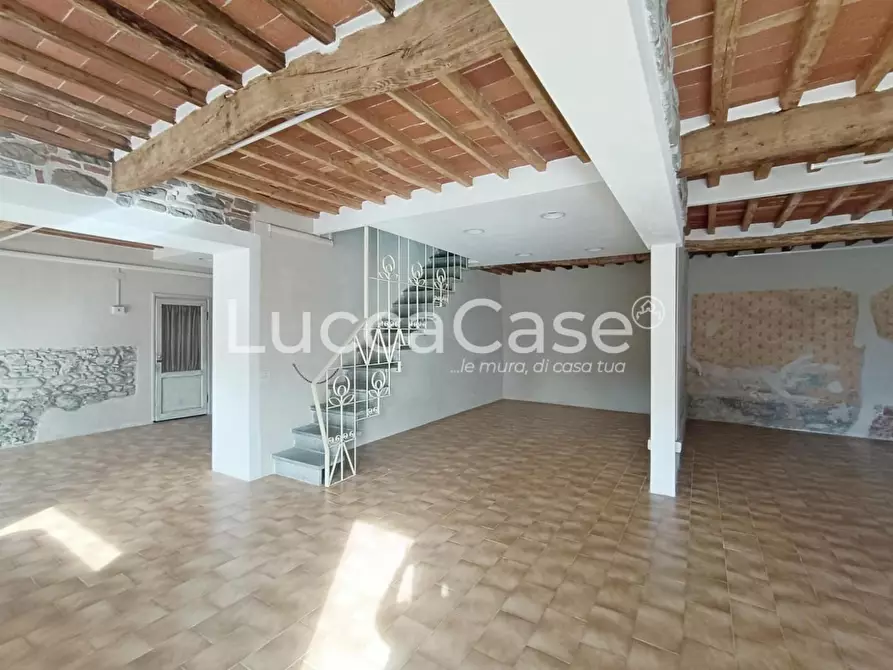 Immagine 3 di Locale commerciale in affitto  a Capannori