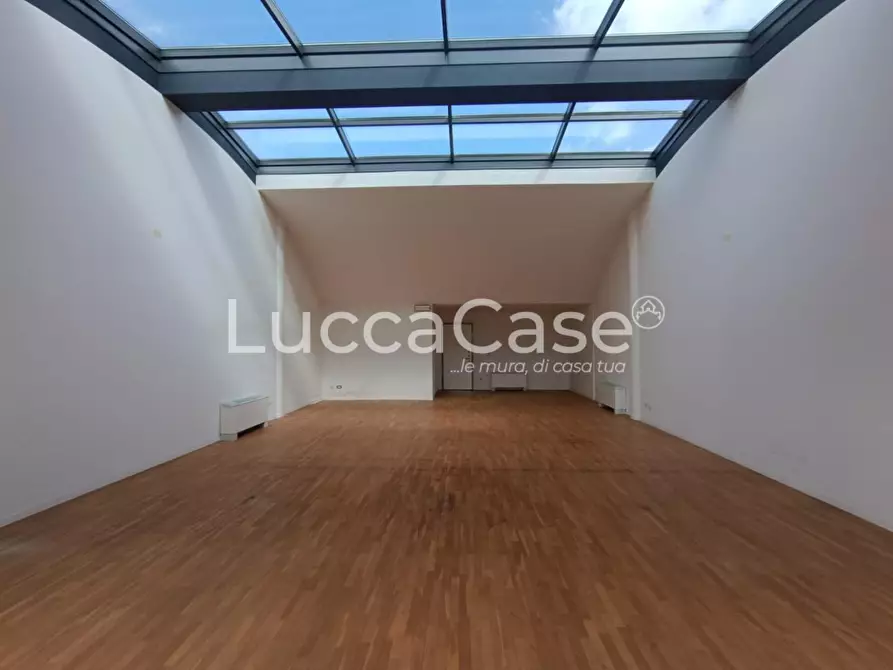 Immagine 8 di Ufficio in affitto  a Lucca
