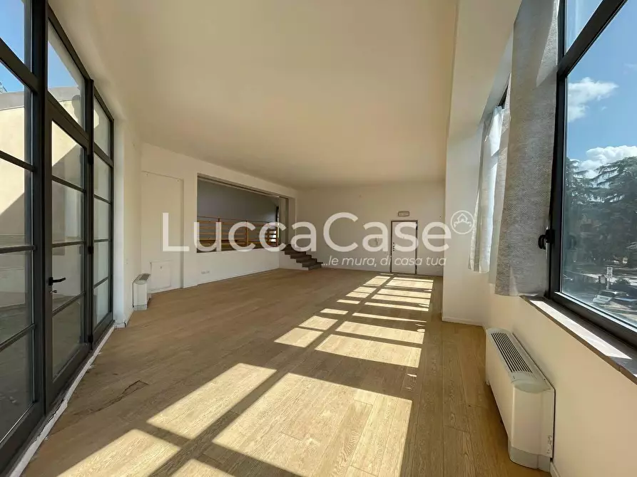 Immagine 12 di Ufficio in affitto  a Lucca