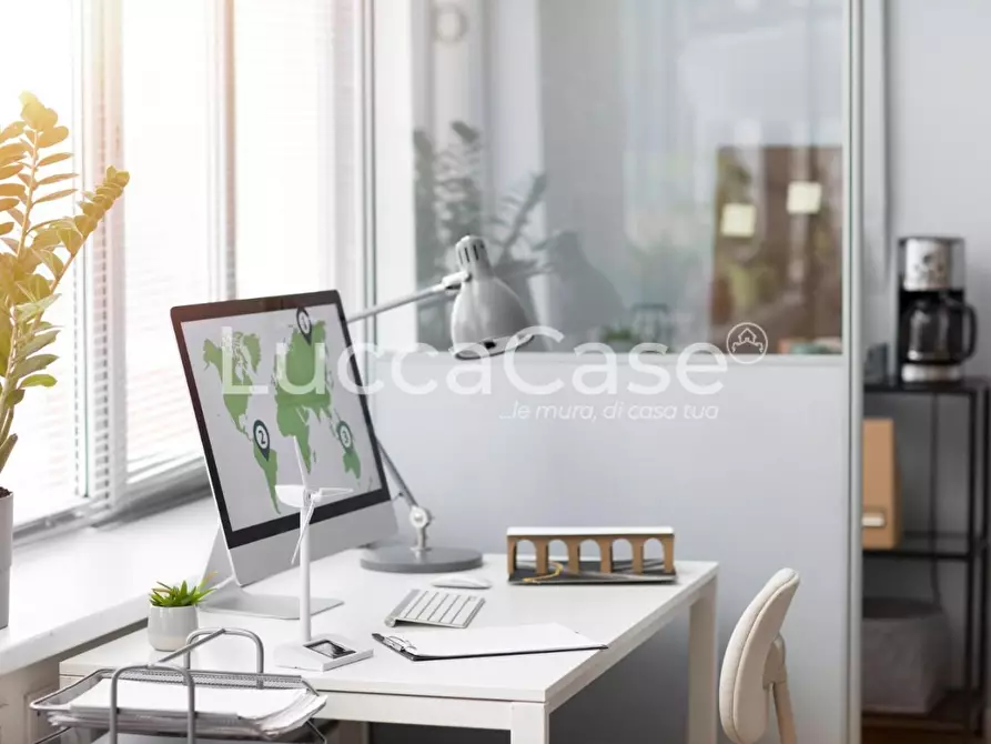 Immagine 1 di Ufficio in affitto  a Lucca