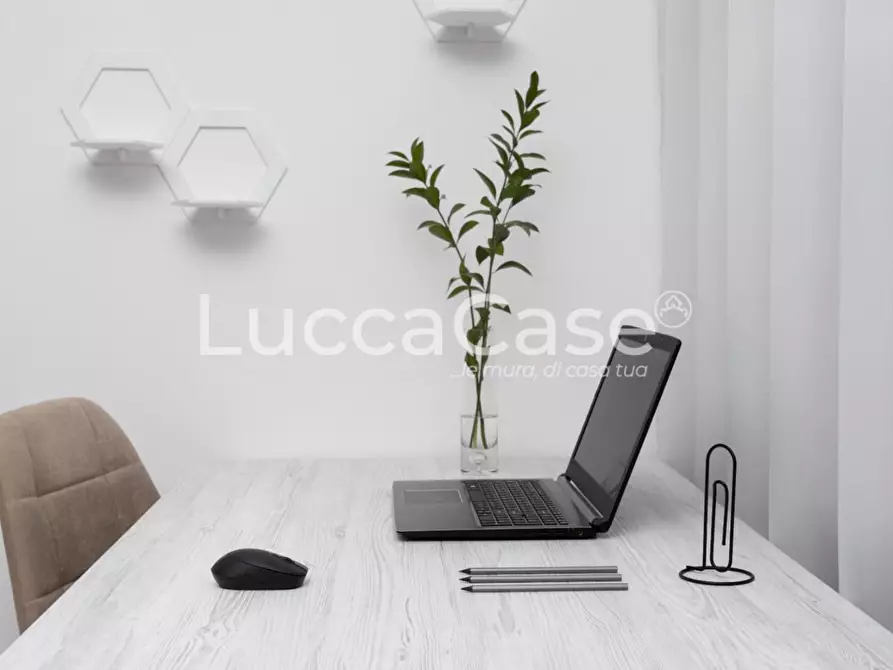 Immagine 2 di Ufficio in affitto  a Lucca