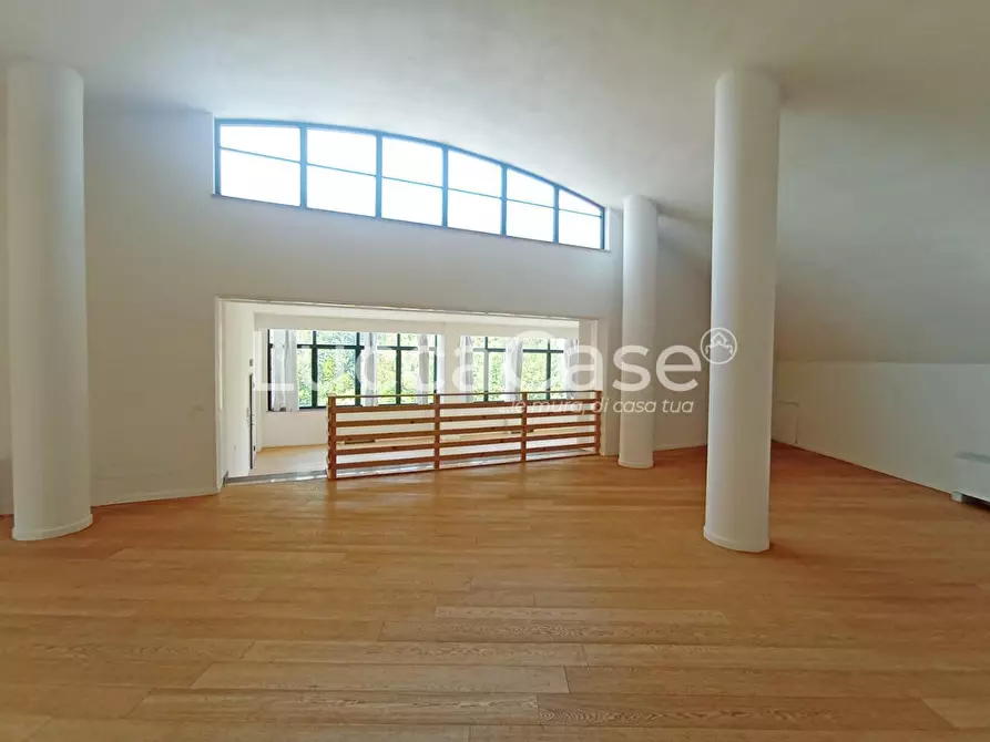 Immagine 8 di Ufficio in affitto  a Lucca