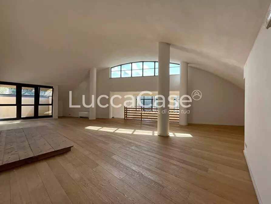 Immagine 15 di Ufficio in affitto  a Lucca
