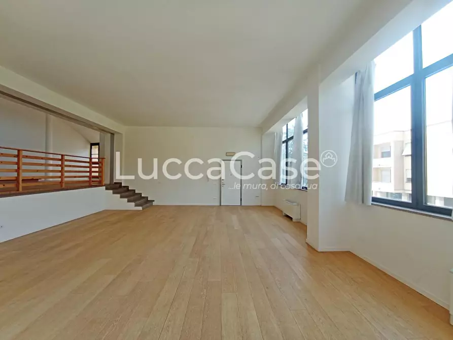 Immagine 10 di Ufficio in affitto  a Lucca