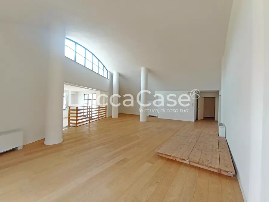 Immagine 5 di Ufficio in affitto  a Lucca