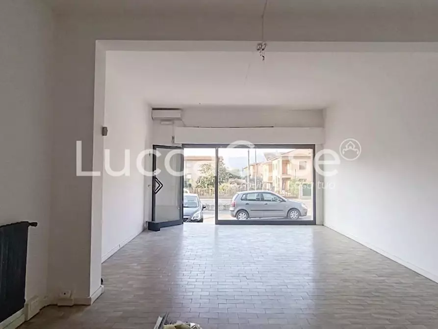 Immagine 3 di Locale commerciale in affitto  a Capannori