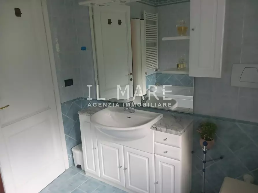 Immagine 25 di Villa in vendita  a Massa