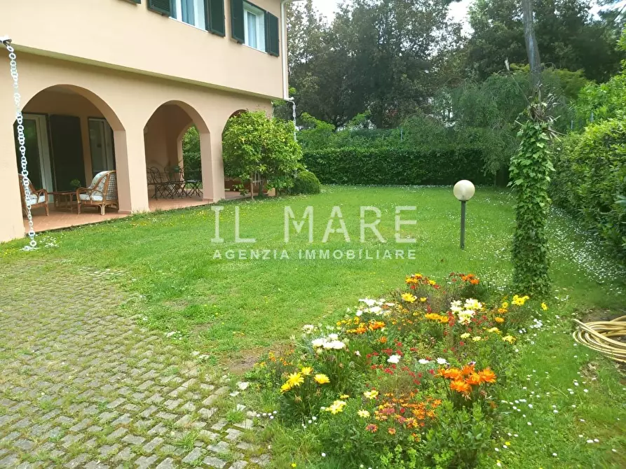 Immagine 2 di Villa in vendita  a Massa
