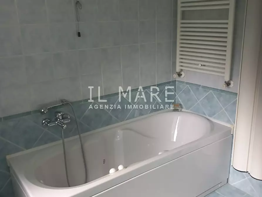 Immagine 17 di Villa in vendita  a Massa