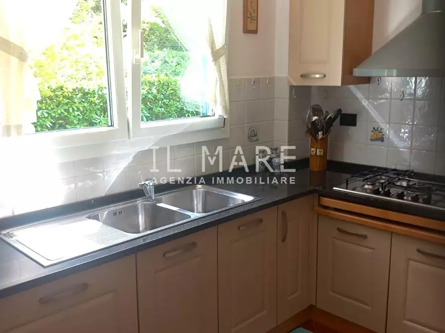 Immagine 10 di Villa in vendita  a Massa