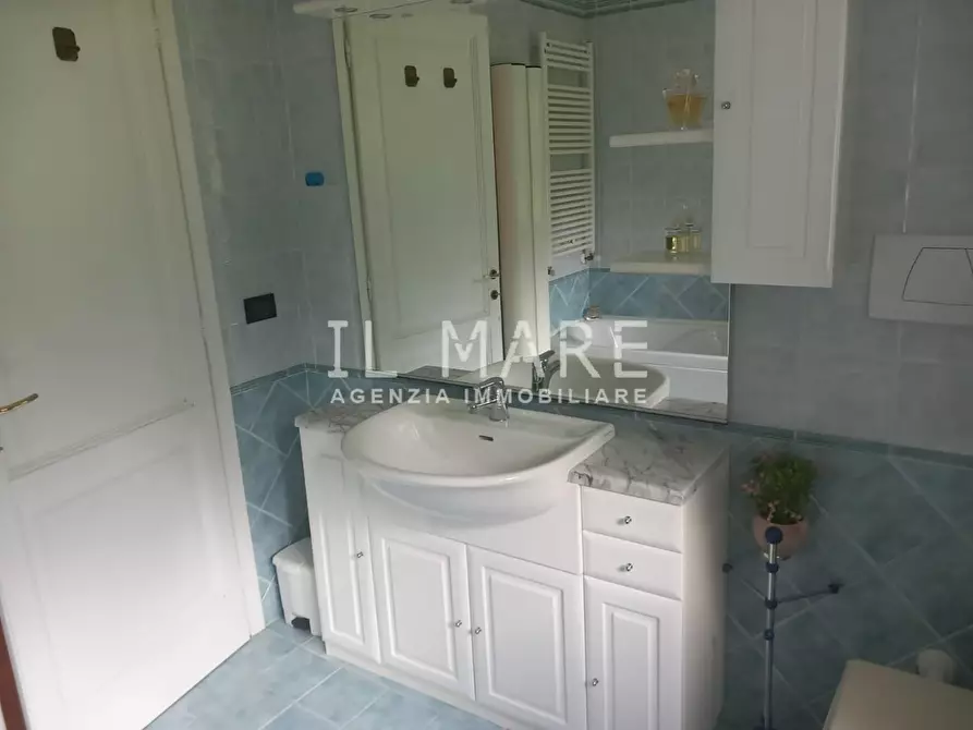 Immagine 18 di Villa in vendita  a Massa