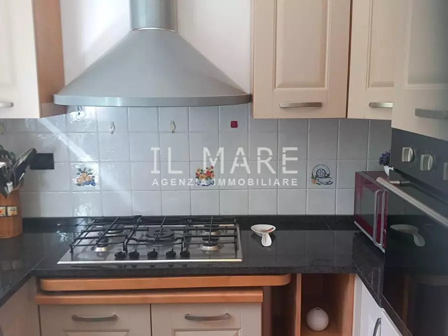 Immagine 11 di Villa in vendita  a Massa