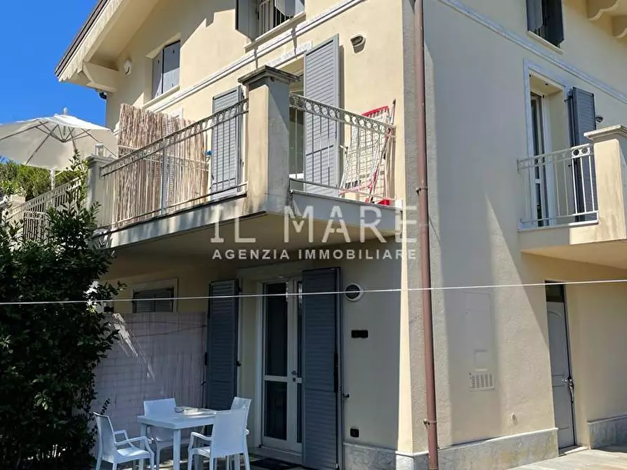 Immagine 2 di Casa trifamiliare in vendita  a Montignoso