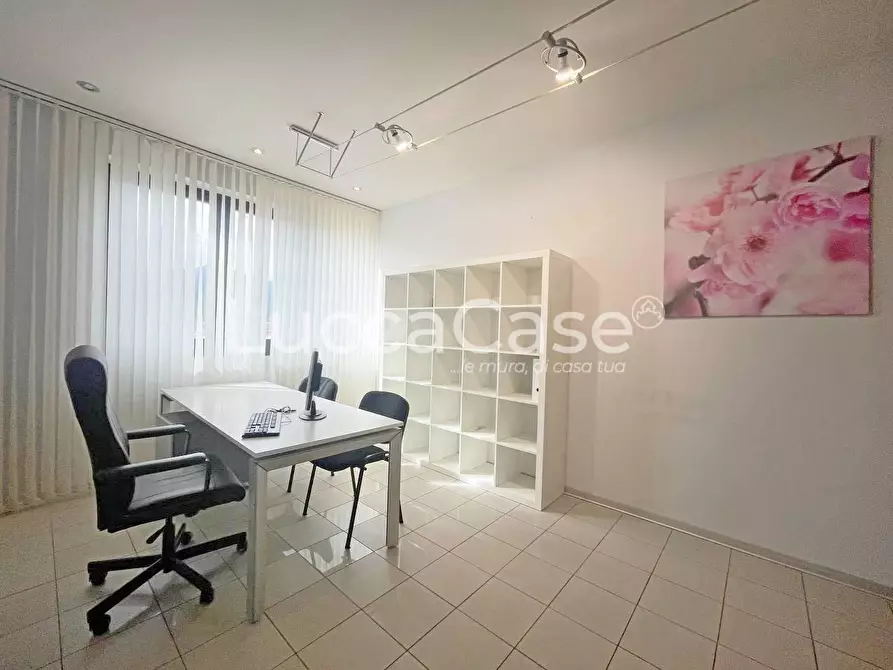 Immagine 3 di Ufficio in affitto  a Capannori