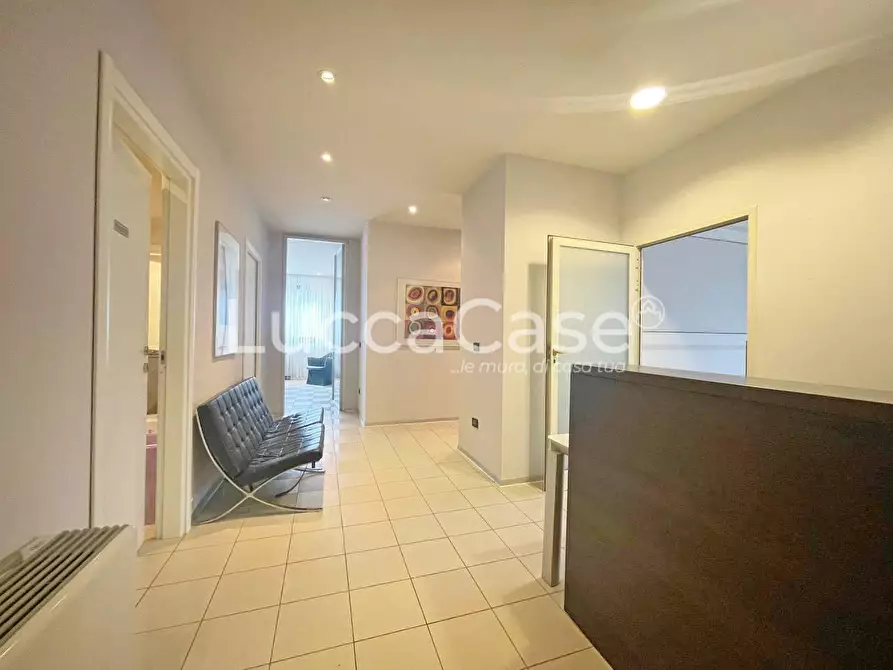 Immagine 10 di Ufficio in affitto  a Capannori