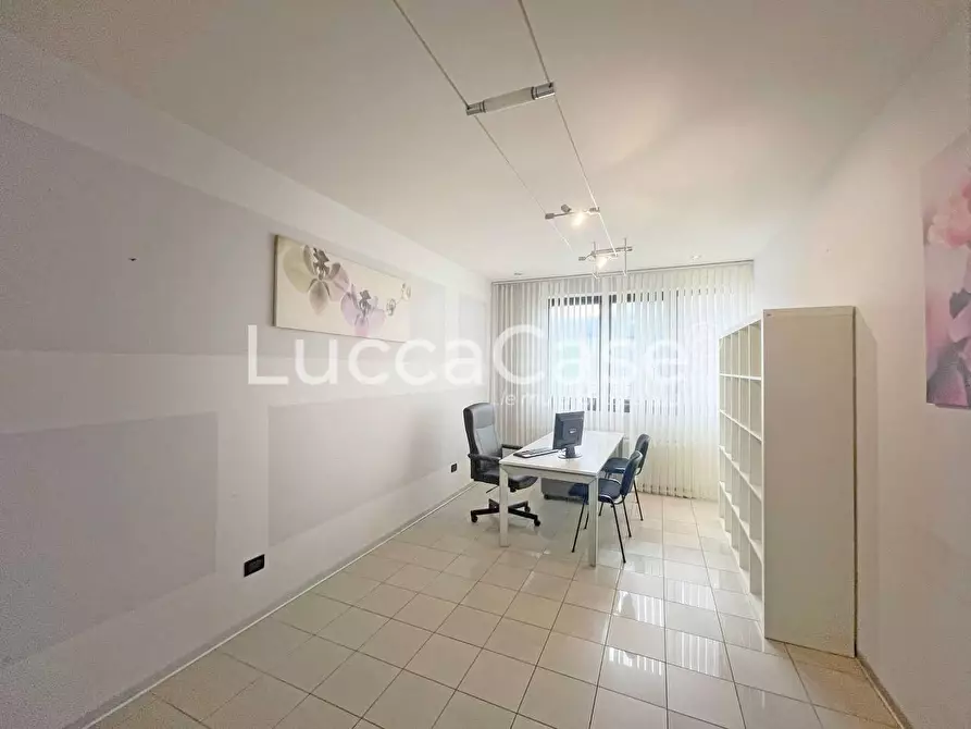 Immagine 2 di Ufficio in affitto  a Capannori