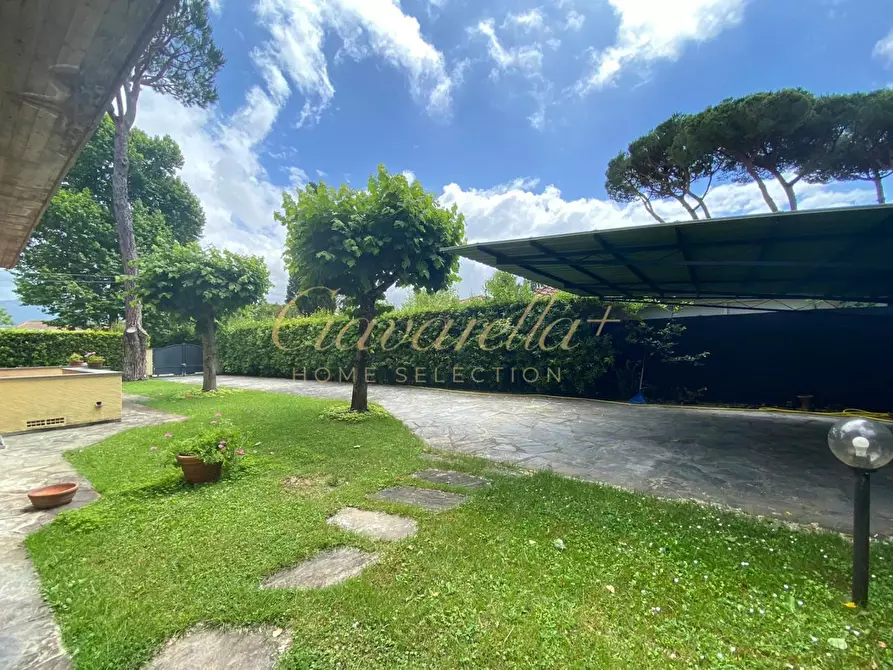 Immagine 3 di Villa in vendita  a Forte Dei Marmi