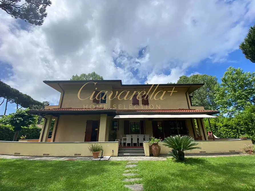 Immagine 1 di Villa in vendita  a Forte Dei Marmi