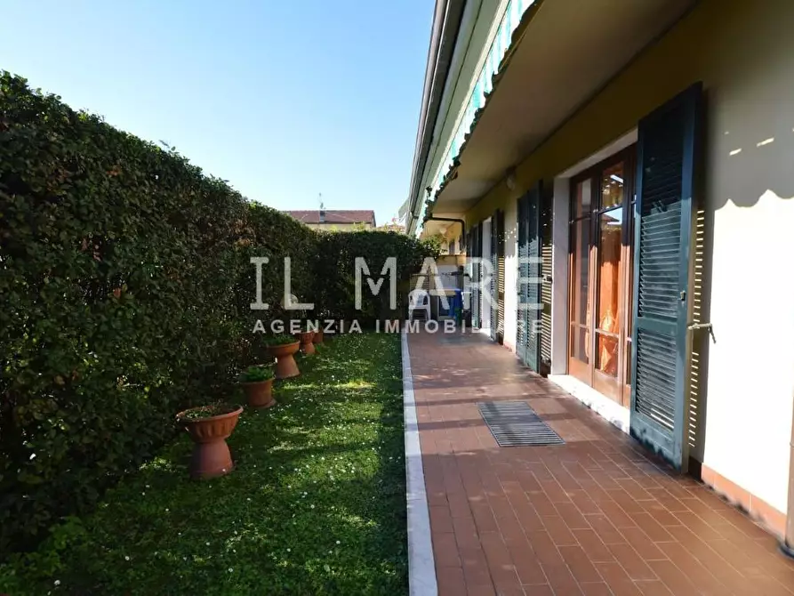 Immagine 3 di Villetta a schiera in vendita  a Massa