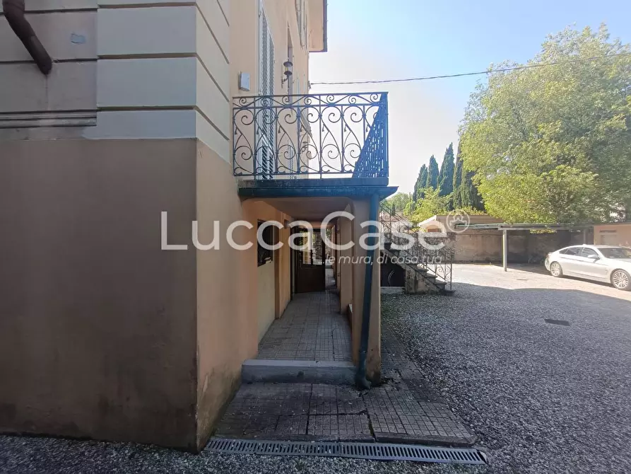 Immagine 11 di Ufficio in vendita  a Lucca