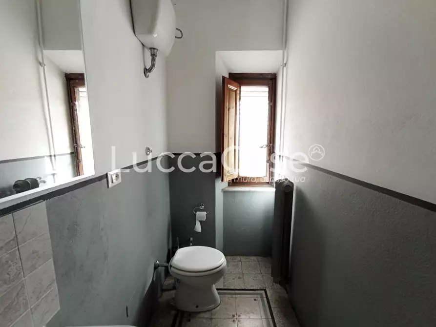 Immagine 38 di Ufficio in vendita  a Lucca