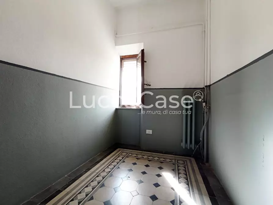 Immagine 37 di Ufficio in vendita  a Lucca