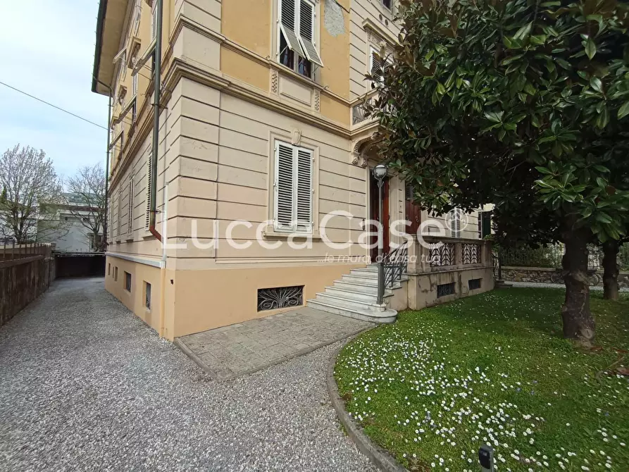 Immagine 53 di Ufficio in vendita  a Lucca