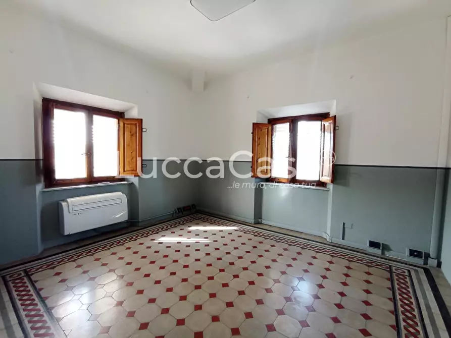 Immagine 35 di Ufficio in vendita  a Lucca