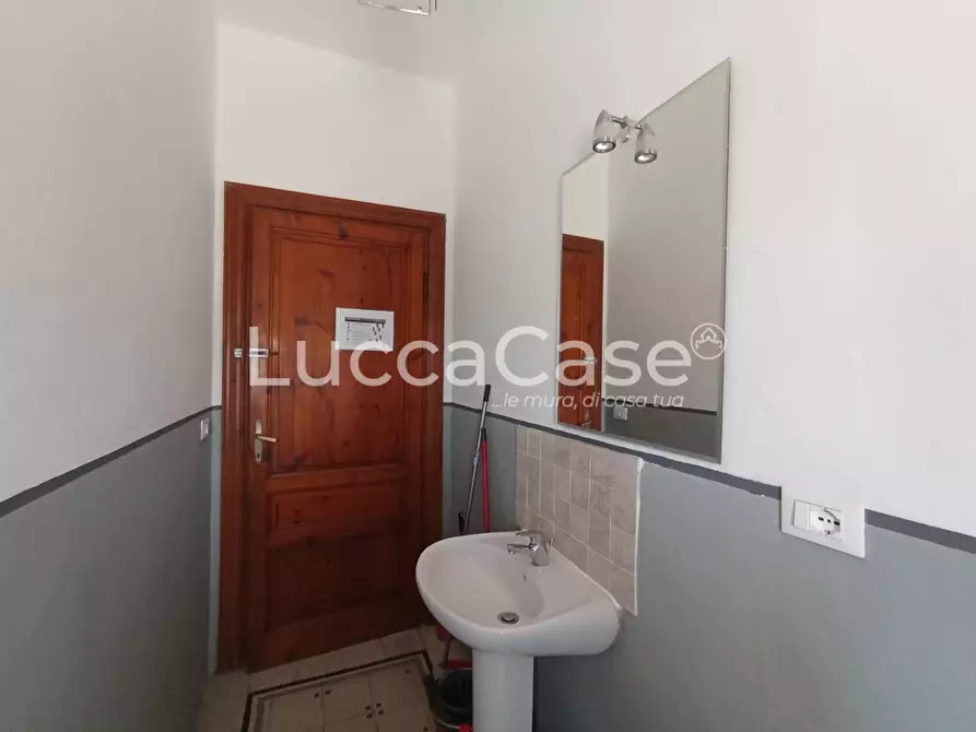 Immagine 39 di Ufficio in vendita  a Lucca