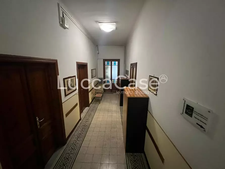 Immagine 16 di Ufficio in vendita  a Lucca