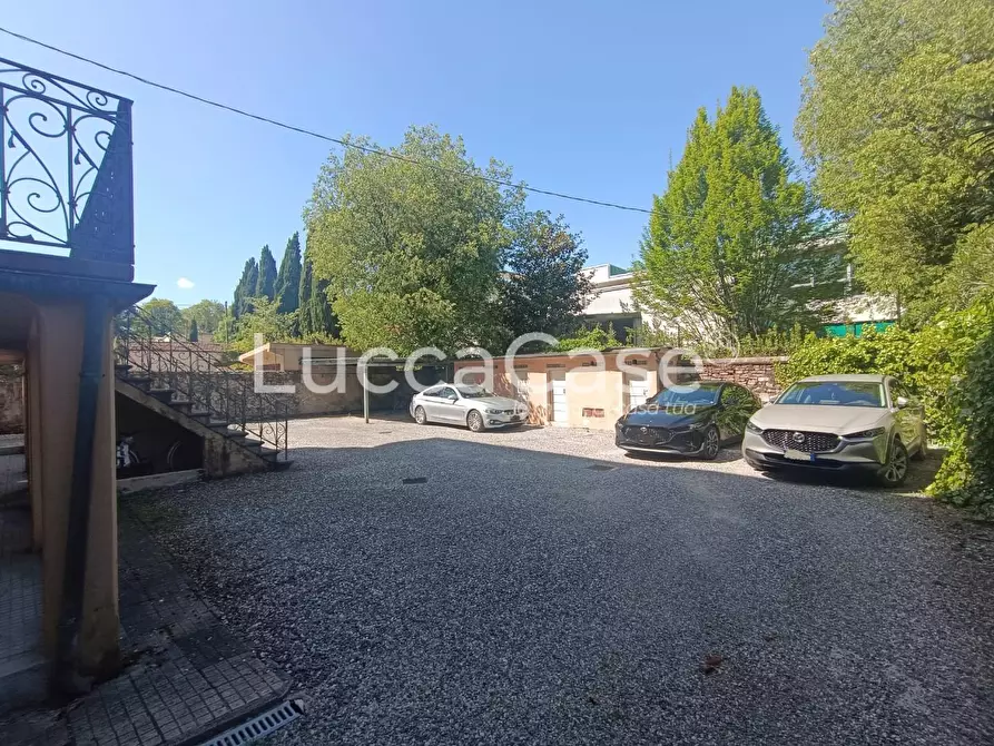 Immagine 26 di Ufficio in vendita  a Lucca