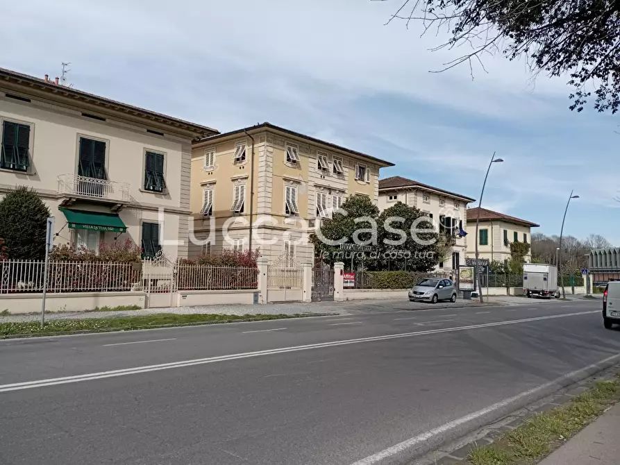 Immagine 55 di Ufficio in vendita  a Lucca