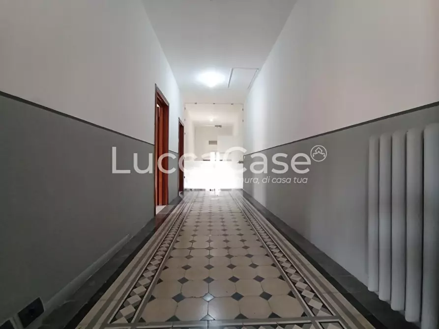 Immagine 45 di Ufficio in vendita  a Lucca