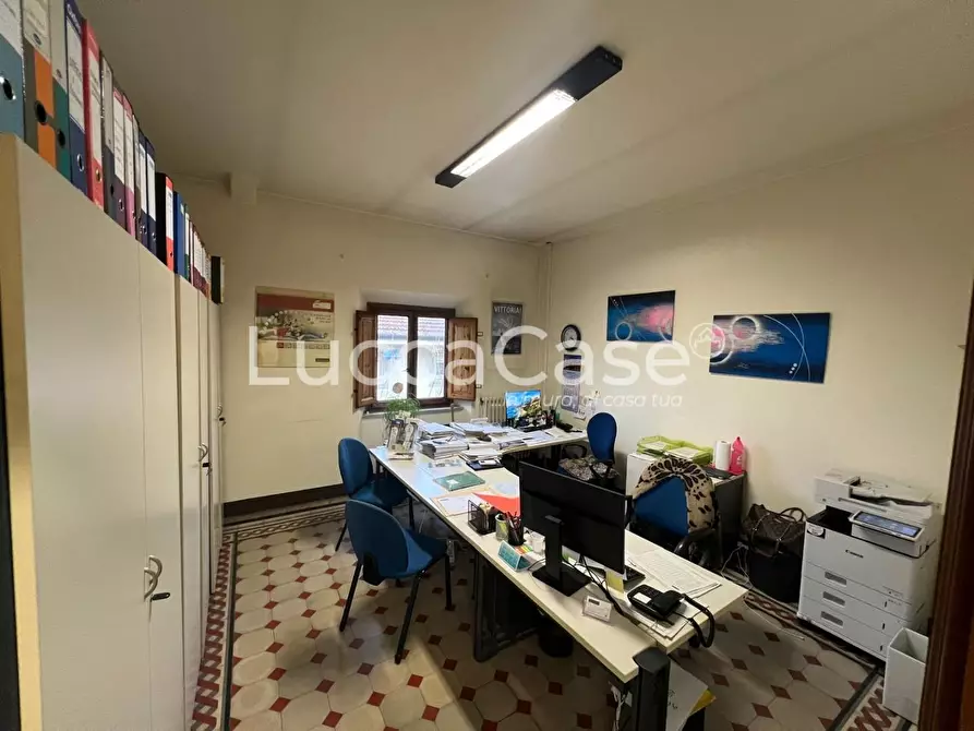 Immagine 18 di Ufficio in vendita  a Lucca
