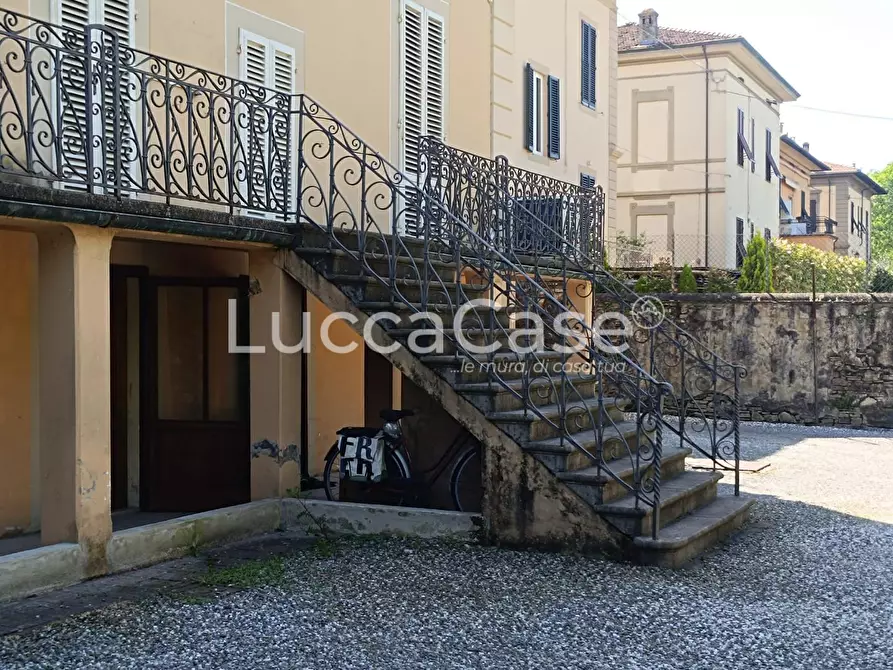 Immagine 9 di Ufficio in vendita  a Lucca