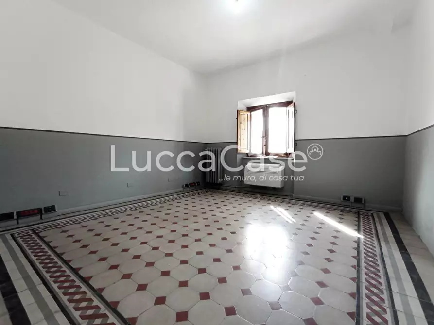 Immagine 40 di Ufficio in vendita  a Lucca