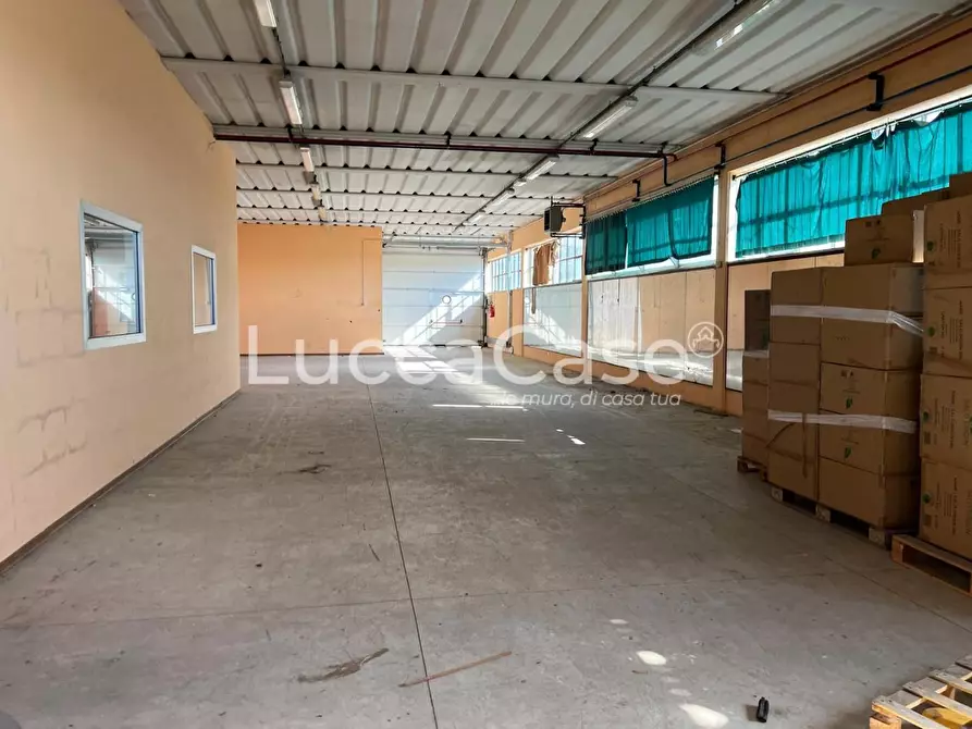 Immagine 8 di Attività artigianale in affitto  a Porcari