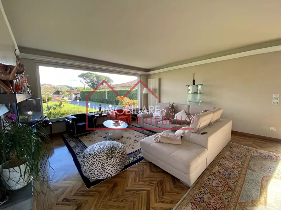 Immagine 1 di Villa in vendita  a Camaiore