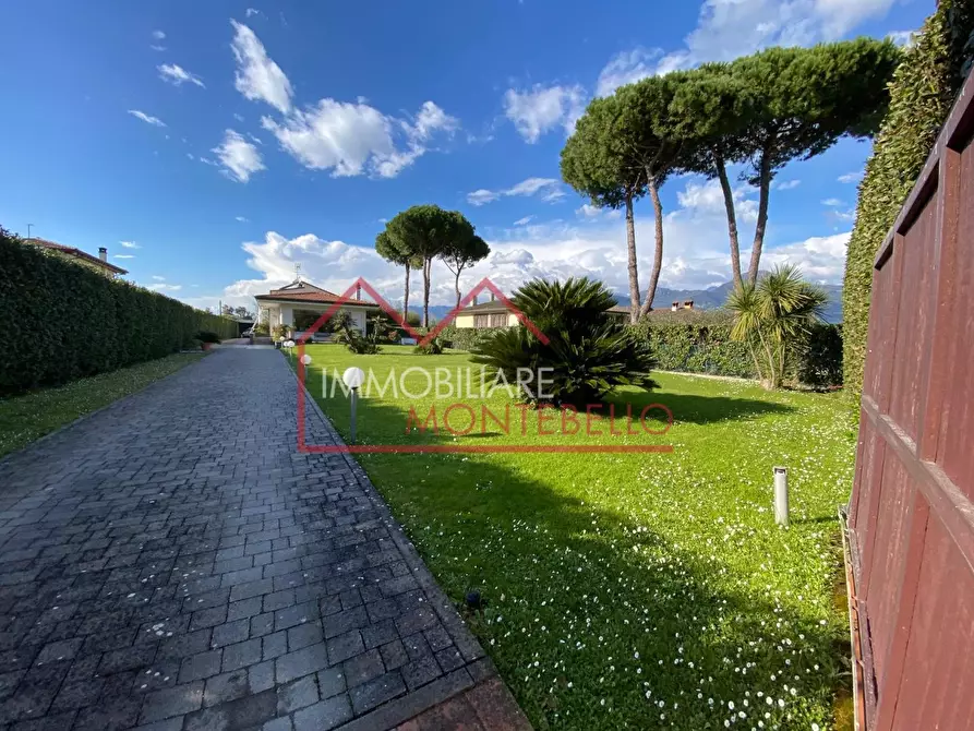 Immagine 2 di Villa in vendita  a Camaiore