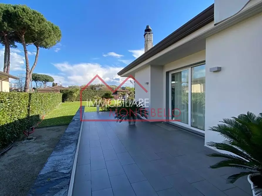 Immagine 15 di Villa in vendita  a Camaiore